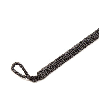 En Svart Fjäderkittlare 25 cm med lindad svart sladd och öglad ände är diagonalt placerad på vit bakgrund.