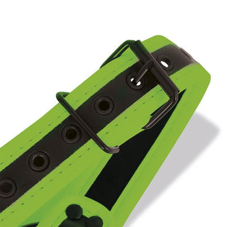 Närbild av Shining Line Glow Bondage Harness, tillverkad av grönt och svart veganläder med ett metallspänne och flera hål, mot en vit bakgrund.