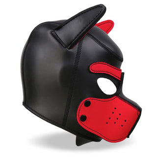 Pup Play Hundmask Neopren är en svart och röd neoprenhuva med spetsiga öron, som täcker huvudet och en del av ansiktet - perfekt för valplekar eller BDSM-fans.