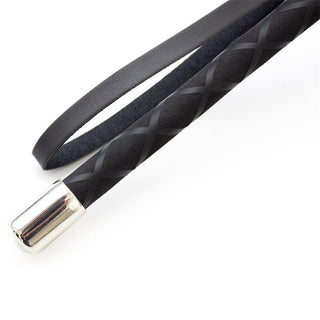 Närbild av Latetobed Riding Crop 66 cm, med svart spets och silverfärgat handtag mot en vit bakgrund - perfekt för dominanslekar.