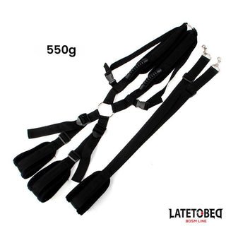 Latetobed Shoulder Swingstrap är en svart justerbar BDSM-sele med manschetter, metallringar och texten "LATETOBED BDSM LINE", som väger 550 g. Har en mångsidig swingstrap för förbättrad lek.