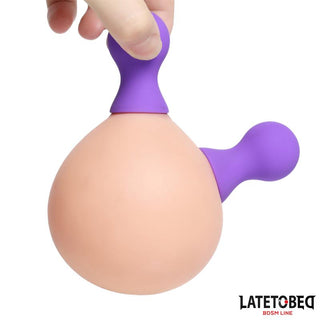 En hand håller i Lila Nipple Suckers Silikon i persika och lila, perfekt för silikonsugar eller vakuumlek, med LATETOYBEO BDSM LINE-logotypen i hörnet.