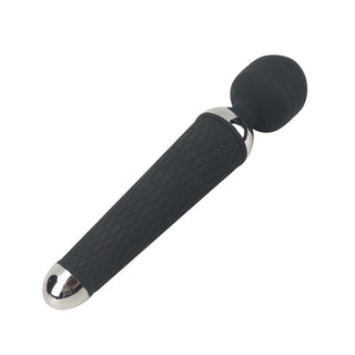 Svart massagestav med flexibel topp och silverfärgade detaljer, uppladdningsbar via USB.