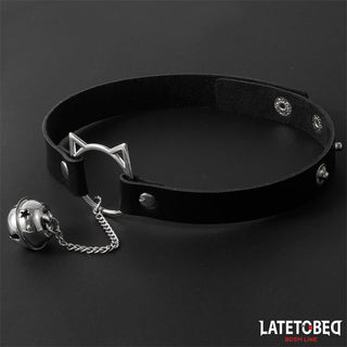 Latetobed Cat Ear Collar är en svart choker med en kattöronberlock och klocka i metall, perfekt som en lekfull BDSM-tillbehör, mot en elegant svart bakgrund.