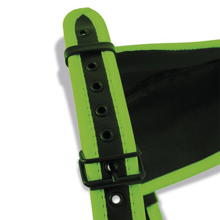 Närbild av Shining Line Glow Jockstrap i neongrönt och svart, tillverkad av veganskt läder, med ett justerbart metallspänne och flera hål.
