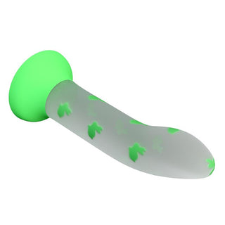 Genomskinlig självlysande silikondildo med gröna accenter och en robust, utsvängd bas.