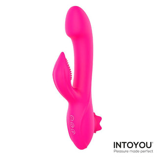 Magnoliapink 3-i-1 Suction Vibe, en ljusrosa silikonvibrator med dubbla stimuleringsarmar och en klitorisstimulator, visas på en vit bakgrund med INTOYOU-logotypen längst ner till höger.