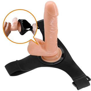 Justerbar strap-on-sele med realistisk dildo i hudfärgad silikon, inklusive sugkopp och närbild av fästmekanismen.