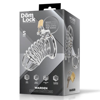 Liten metallisk kyskhetsbur i silver, med konturerad design och lås, visas på produktförpackning.