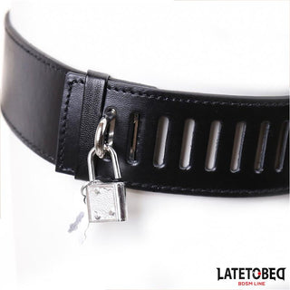 Närbild av Svart Kyskhetsbälte Kvinna Justerbart, ett svart justerbart kyskhetsbälte med hänglås och nyckel som antyder BDSM-lek; LATETOBED BDSM LINE-logotypen syns i hörnet.