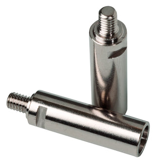 Par silverfärgade metallavståndshållare, en stående och en liggande, cylindriskt utförande med gängade ändar.