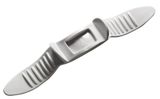 Trumblad i grå plast med räfflade ändar och en central slits, med en enkel cylindrisk design, mot en vit bakgrund.