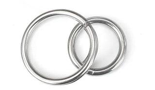Två sammankopplade metallringar på vit bakgrund, som liknar delar av Strap-on Set med 3 Silikondildos, med en ring något mindre än den andra.