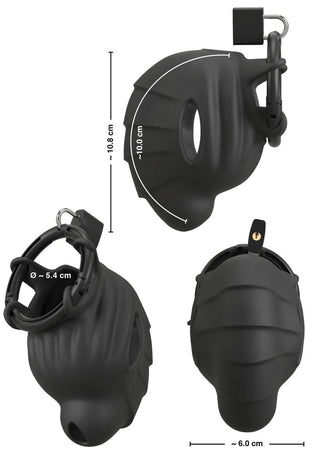 Tre vyer av Black Velvets Kyskhetsbur-masken, med en låsbar mekanism, räfflade silikondetaljer och flera öppningar, visas. Mått: höjd 10,8 cm, diameter 5,4 cm, djup 6,0 cm.