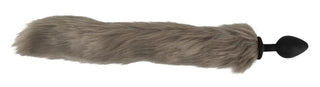 Upptäck charmen med husdjurslek med Fluffy Tail Buttplug. Med en grå fuskpälssvans kopplad till en svart silikonbas är den idealisk för cosplay-fans. Dess slanka, glänsande design erbjuder en förtrollande upplevelse.