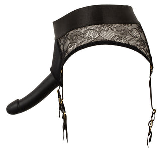 Strap-on trosor med dildo i svart spets med fastsydd silkeslen silikondildo, fotograferad mot en vit bakgrund.