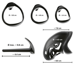 Cock Cage med Dilator, med svarta ergonomiska fingergrepp och olika storleksmått, visas på en vit bakgrund med exakta detaljer och en metallås som tillval för ökad säkerhet.