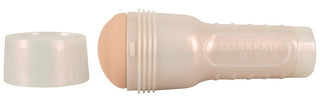Ett beige cylindriskt föremål tillverkat av Superskin-material med en keps liknar Vanna Bardot Fleshlight Dopamine ficklampa på en vit bakgrund.