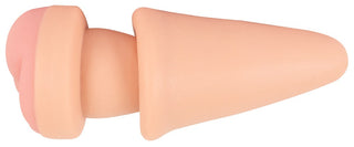 2in1 Buttplug Extension, en köttfärgad silikonplugg med en stor, avsmalnande form, visas liggande på sidan mot en vit bakgrund.