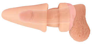 2in1 Buttplug Extension visas placerad över en erigerad penis med anslutna testiklar, utformad för att öka känslan och ge effektiv penisförlängning.