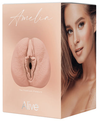 Förpackning för Amelia S Realistic Lösvagina, en vagina-masturbator med en naturtro vulva och ett kvinnoansikte, tillverkad av mjukt TPE-material för en autentisk upplevelse.