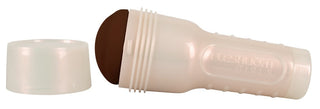 Beige Fleshlight-fodral med brun insats i form av en vagina, avtagbart lock och slät plastutsida, avbildat på sidan.