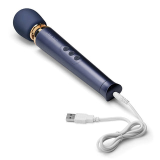 Navy Le Wand Petite Navis stavvibrator med guldkrage och kontrollknappar, avbildad med en vit laddningskabel.