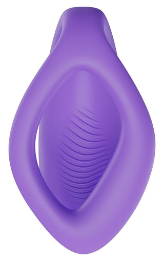 WE-Vibe Sync O Vibrator är en lila, oval enhet med en central öppning och texturerade linjer inuti, som liknar modern konst. Den erbjuder smidig symmetri och appkompatibilitet för en förbättrad upplevelse.