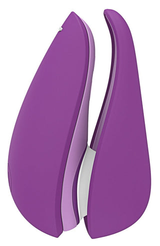 Womanizer Liberty 2 Luftvibrator är en elegant, lila abstrakt skulptur med släta, sammankopplade kurvor och en modern estetik, som framkallar sofistikeringen av Pleasure Air Technology.