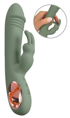 Slim Rabbit Vibrator Olive har en elegant, konturdesign för dubbel stimulering med silkeslens silikon. Den har ett handtag med roséguldaccent, och ett ergonomiskt grepp med åtkomliga kontroller för dubbelstimulans är markerat i den infällda bilden.