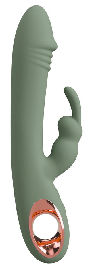 Slim Rabbit Vibrator Olive i grönt, med silkeslen silikon, ger en slät yta. Den har ett huvudskaft och en mindre yttre arm för dubbelstimulans, framhävd av en dekorativ ring i roséguld vid basen.