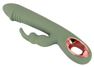 Slim Rabbit Vibrator Olive har levande grönt och rosa silkeslen silikon, en böjd design med ett ergonomiskt ringhandtag, strukturerade kanter och en utökad klitorisstimulator för dubbelstimulans och ultimat njutning.