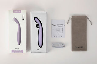 Svakom Cici 2 Vibrator kommer i en elegant låda som innehåller enheten, användarmanual, laddningskabel och dragsko. Förpackningen framhäver sin app-styrda funktion via SVAKOM-appen för en personlig G-punktsupplevelse.