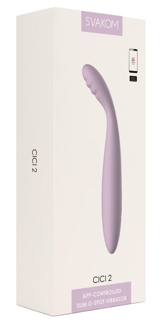 Svakom Cici 2 Vibrator kommer i vit förpackning med lavendelaccent, som visar den böjda produktbilden. Den är appstyrd via SVAKOM-appen för en förbättrad upplevelse.