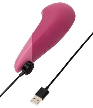 Womanizer Vibe Klitorisvibrator är en USB-driven handhållen liggande massageapparat i rosa, med en böjd ergonomisk design med sidoknappar, som erbjuder ultimat avkoppling genom att kombinera komfort och stil.