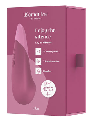 Den rosa lådan på Womanizer Vibe Klitorisvibrator framhäver dess funktioner: 10 intensitetsnivåer, 3 autopilotlägen och UltraWave-teknologi för en ljudlös upplevelse.