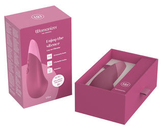 Lila förpackning och produkt av en Womanizer Vibe Klitorisvibrator med UltraWave-teknologi lay-on vibrator mot en vit bakgrund.