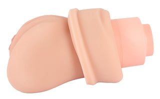 Realistixxx RealMasturbator Lösvagina, en rosa masturbator tillverkad av naturskinnsmaterial och utformad för att likna mänsklig anatomi, är fotograferad mot en vit bakgrund.