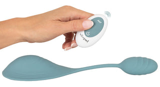 Blå Vibepad Mini vibrator med böjd design för inre och yttre stimulering, bredvid en svart fjärrkontroll.