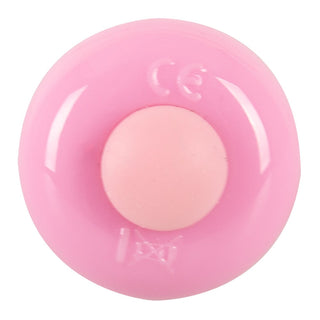 CHERRY Mini Vibrator är en rosa cirkulär enhet med en upphöjd mittknapp, präglad CE-märkning, körsbärsmönsterdesign och erbjuder 10 mångsidiga vibrationsinställningar.