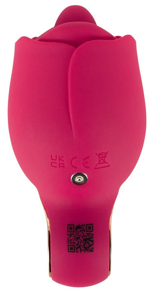 Rosa tungvibrator i silikon med rosenknoppsdesign och QR-kod på basen.