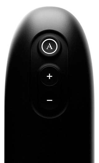 Närbild av en svart fjärrkontroll med A-, plus- och minusknappar mot en vit bakgrund, utformad för Arcwave Ion 2 Masturbator.