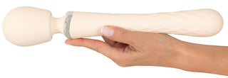 Beige Taviro Wand Massager med strukturerat handtag och rundat huvud, tillverkad i ett mjukt matt material.