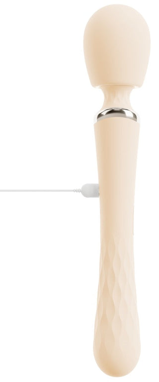 Beige stavmassageapparat med rundat huvud, texturerat handtag och medföljande laddningskabel; tillverkad av slätt material.
