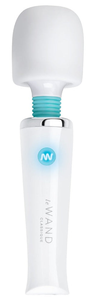 Le Wand Classique Mini Wand är en vit och blå handhållen massageapparat med "le WAND CLASSIQUE" på handtaget, som erbjuder lugnande lindring och stil i en elegant, uppladdningsbar enhet.
