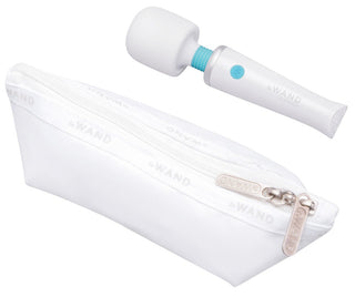 Le Wand Classique Mini Wand är en vit, stavformad massageapparat med en blå accent, som visas bredvid en matchande vit påse med dragkedja.