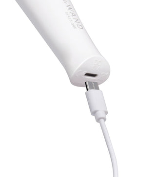 Le Wand Classique Mini Wand är en vit, uppladdningsbar vibrator med en mikro-USB-kabel - perfekt för vattentät massage och avslappning.