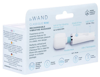 Le Wand Classique Mini Wand är en uppladdningsbar, vattentät massagestav som levereras i en förpackning med produktinformation och funktioner.