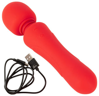 Röd stavvibrator med ett rundat silikonhuvud, en synlig strömbrytare och en fastsatt USB-laddningskabel.