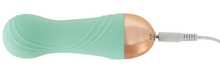 En mintgrön minivibrator med dubbel densitet, försedd med ett metalliskt roséguldfärgat hölje och en vit laddningskabel.
